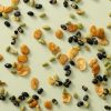 Bonen snackmix los verspreid over een lichtgele achtergrond