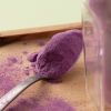 Gevriesdroogd zoete aardappelpoeder op een lepel