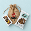 Jute Sinterklaaszakje met rood-zwarte Sinterklaasopdruk op lichtblauwe achtergrond