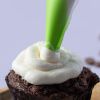 Cream cheese frosting op een cupcake met spuitzak
