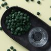 Spirulina & chlorella tabletten (bio) op schaaltje