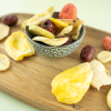 Fruit chips exotisch op een houten plankje ingezoomd