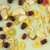 Fruit chips exotisch op een houten plankje