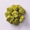 Groene wasabi crackers op een lichtpaarse achtergrond