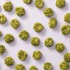Groene wasabi crackers los verspreid over een lichtpaarse achtergrond