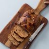 Gebakken seitan van biologische tarwegluten op houten plank