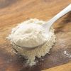 Lepel met biologische tarwegluten op houten ondergrond