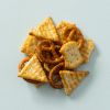 Funky mix met crackers en pretzels op een lichtblauwe achtergrond
