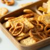 Close-up van funky mix met knapperige crackers en pretzels