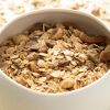 Close-up van havermuesli pecan & hazelnoot in een wit schaaltje