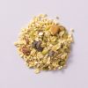 Havermuesli cranberry & amandel op een lichtpaarse achtergrond