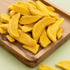 Gevriesdroogde mango schijfjes op een schaaltje van dichtbij
