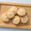 Koekjes gebakken met wit teffmeel op houten plank