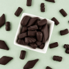 Chocolade spekjes puur in een schaaltje