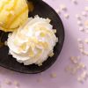 Close-up van ananas stukjes op een toef slagroom