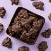 Ambachtelijke pindarotsjes melk / chili in een schaaltje