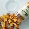 Pretzel mix met crackers uitgestrooid naast de verpakking