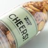 Close-up van de verpakking met pretzel mix en Cheers-etiket