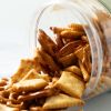 Pretzel mix met crackers die uit de geopende verpakking valt