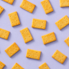 Dip crackers olijfolie los over de achtergrond