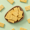 Dip crackers rozemarijn op een schaaltje