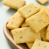 Dip crackers rozemarijn van dichtbij