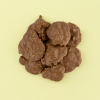 Melkchocolade rotsjes met krokante chips op gele achtergrond