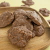 Close-up van chocolade chips rotsjes melk op houten plank