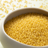 Close-up van volkoren couscous in een wit schaaltje