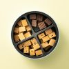 Rond bewaarblik met vier vakken gevuld met gemengde fudge