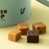 Close-up van verschillende fudgeblokjes naast een groen bewaarblik