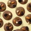 Chocolates For You mek chocoladeflikken met amandelen, hazelnoten en rozijnen