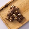 Melkchocolade Choc block Rocky Road van Chocolates For You op houten plank