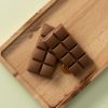 Melkchocolade Choc block caramel toffee van Chocolates For You op houten plank