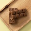 Melkchocolade choc block flakes op houten plank