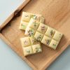 Witte chocolade choc block Let’s Disco met kleurrijke discodip op houten plank