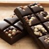 Close-up van Chocolates For You pure chocolade met crunchy bolletjes en stukjes noot
