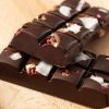 Close-up van Chocolates For You pure chocolade Tropical Crunch met kokosvlokken en crunchy topping