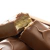 Close-up van melkchocolade choc bars Pistache Power met zichtbare pistachevulling