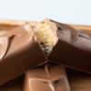 Close-up van Chocolates For You choc bars Caramel kiss met zachte karamenvulling in melkchocolade