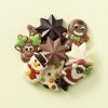 Chocoladefiguurtjes kerst in een rondje op een gele achtergrond