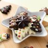 Close up van de chocolade figuurtjes kerst in een kerstschaal