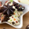 Close up op de kerst chocolade figuurtjes kerstboom wit en ster puur