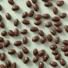 Chocolade amandelen melk los op een groene achtergrond