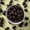 Chocolade amandelen puur in een rond schaaltje
