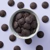 Chocolade druppels puur 46% (bio) in een schaaltje
