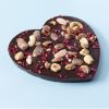 Pure chocolade in hartvorm met noten