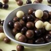Hazelnoten chocolade biologisch close-up in een schaaltje