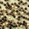 Biologische chocolade hazelnoten gemengd verspreid op de grond