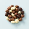 Biologische chocolade rozijnen gemengd met witte, melk- en pure chocolade